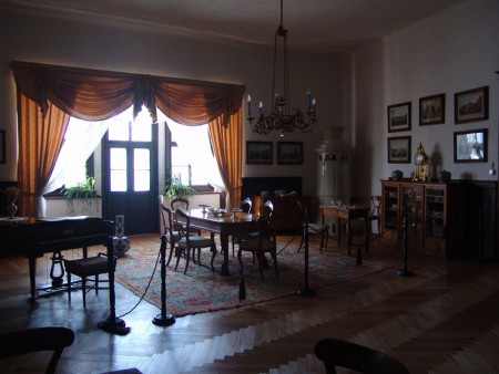 velky-biedermeierovsky-spolecensky-salon